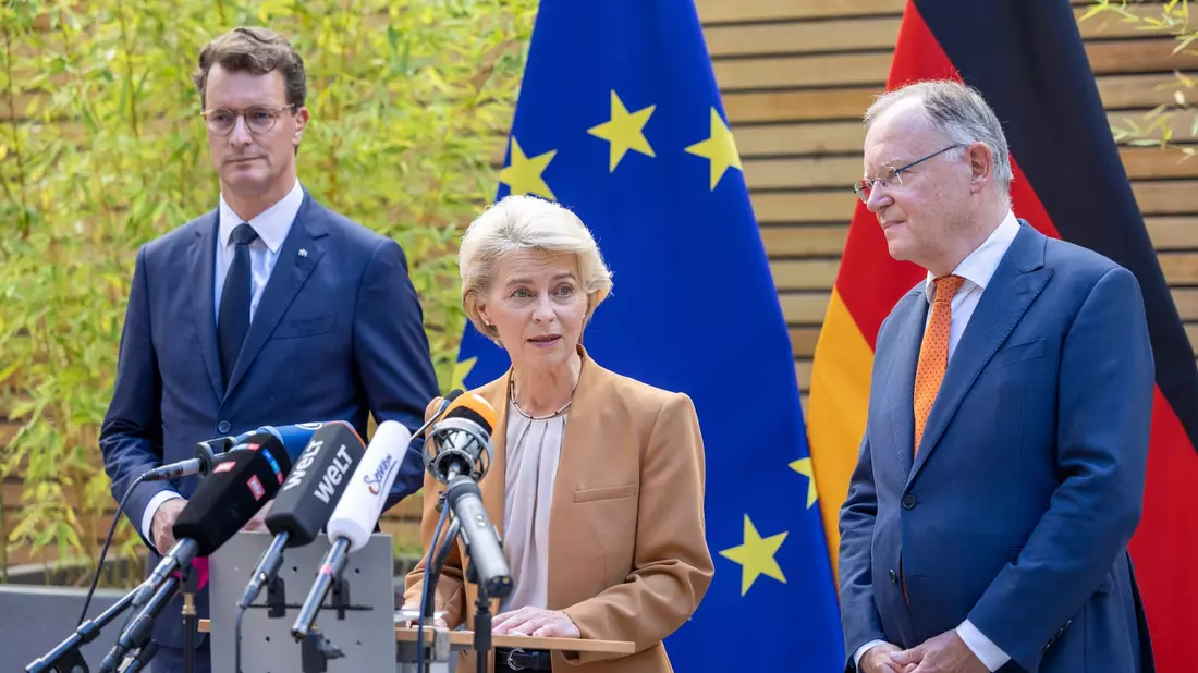 EU-Kommissionspräsidentin Ursula von der Leyen (M), Nordrhein-Westfalens Ministerpräsident Hendrik Wüst (l) und Niedersachsens Ministerpräsident Stephan Weil geben nach dem Treffen ihre Statements ab. - Bild: Thomas Banneyer/dpa