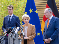 EU-Kommissionspräsidentin Ursula von der Leyen (M), Nordrhein-Westfalens Ministerpräsident Hendrik Wüst (l) und Niedersachsens Ministerpräsident Stephan Weil geben nach dem Treffen ihre Statements ab. - Foto: Thomas Banneyer/dpa