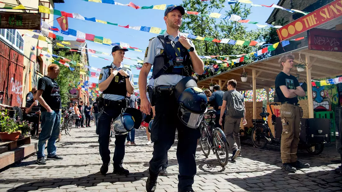 Eine Polizeistreife kontrolliert die Pusher Street in der alternativen Siedlung Christiania. - Bild: Nils Meilvang/Ritzau Scanpix/AP/dpa