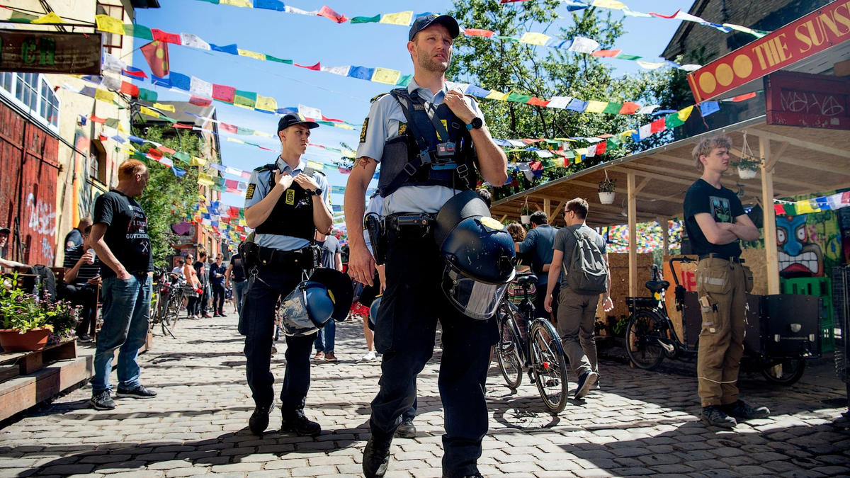 Eine Polizeistreife kontrolliert die Pusher Street in der alternativen Siedlung Christiania. - Foto: Nils Meilvang/Ritzau Scanpix/AP/dpa