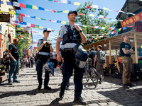 Eine Polizeistreife kontrolliert die Pusher Street in der alternativen Siedlung Christiania. - Foto: Nils Meilvang/Ritzau Scanpix/AP/dpa