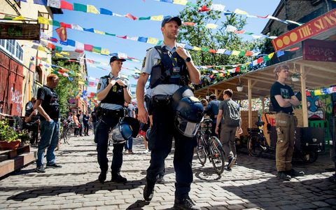 Eine Polizeistreife kontrolliert die Pusher Street in der alternativen Siedlung Christiania. - Foto: Nils Meilvang/Ritzau Scanpix/AP/dpa