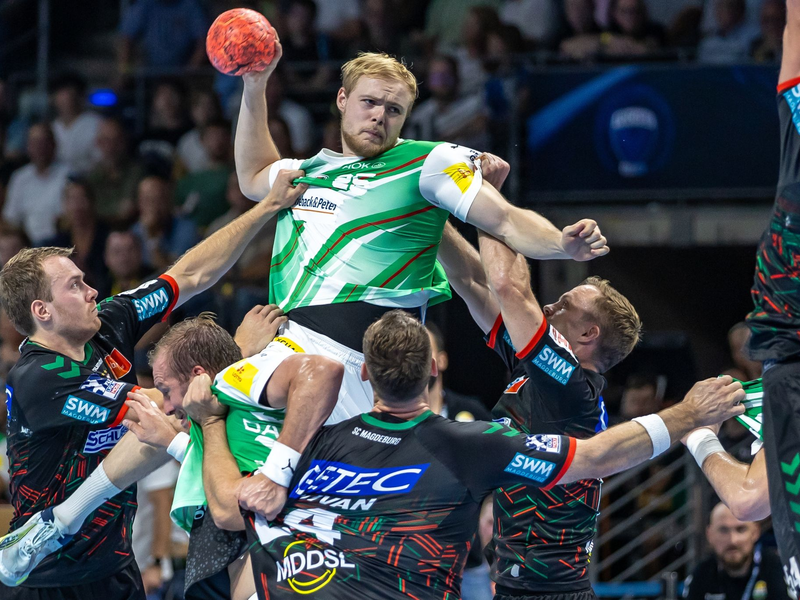 Die Füchse-Fans bedanken sich bei Stefan Kretzschmar und Jaron Siewert.  - Foto: Andreas Gora/dpa