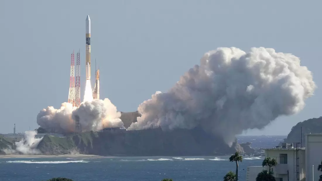 Eine japanische Trägerrakete vom Typ H2A hebt von der Startrampe des Tanegashima Space Center in Kagoshima im Süden des Landes ab. - Bild: Uncredited/Kyodo News/AP/dpa