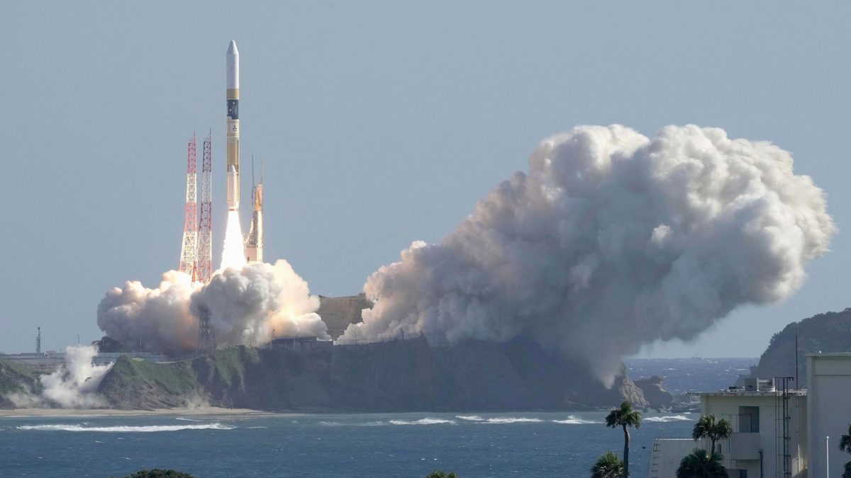 Eine japanische Trägerrakete vom Typ H2A hebt von der Startrampe des Tanegashima Space Center in Kagoshima im Süden des Landes ab. - Foto: Uncredited/Kyodo News/AP/dpa