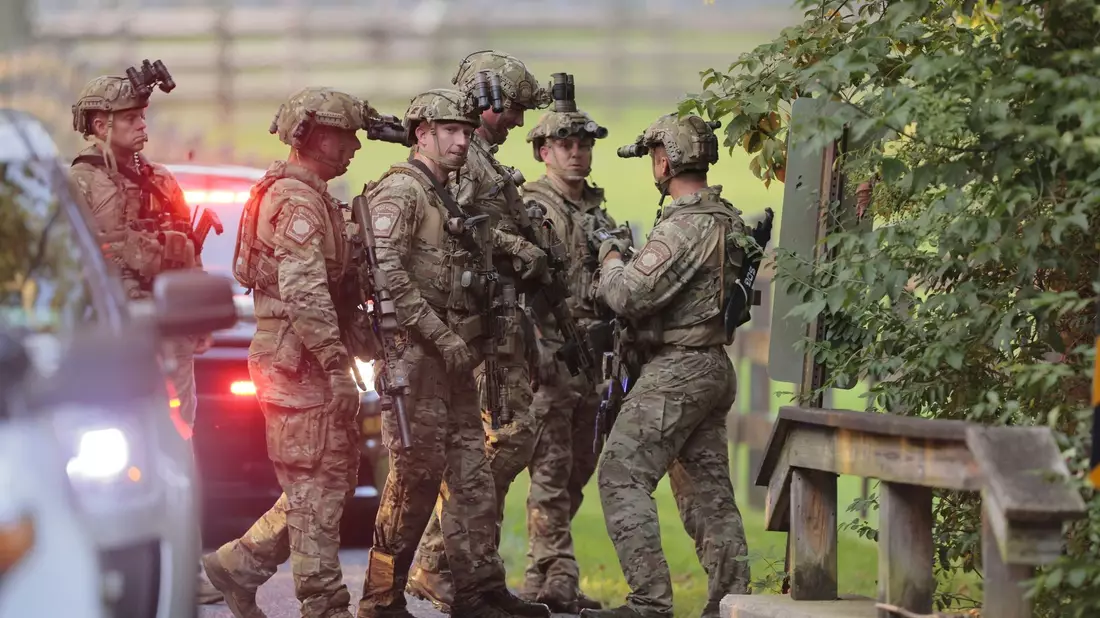 Die Polizei des US-Bundesstaates Pennsylvania durchsucht den Wald und einen Bach in der Gemeinde Pennsbury nach dem entkommenen Häftling. - Bild: Steven M. Falk/The Philadelphia Inquirer/AP/dpa