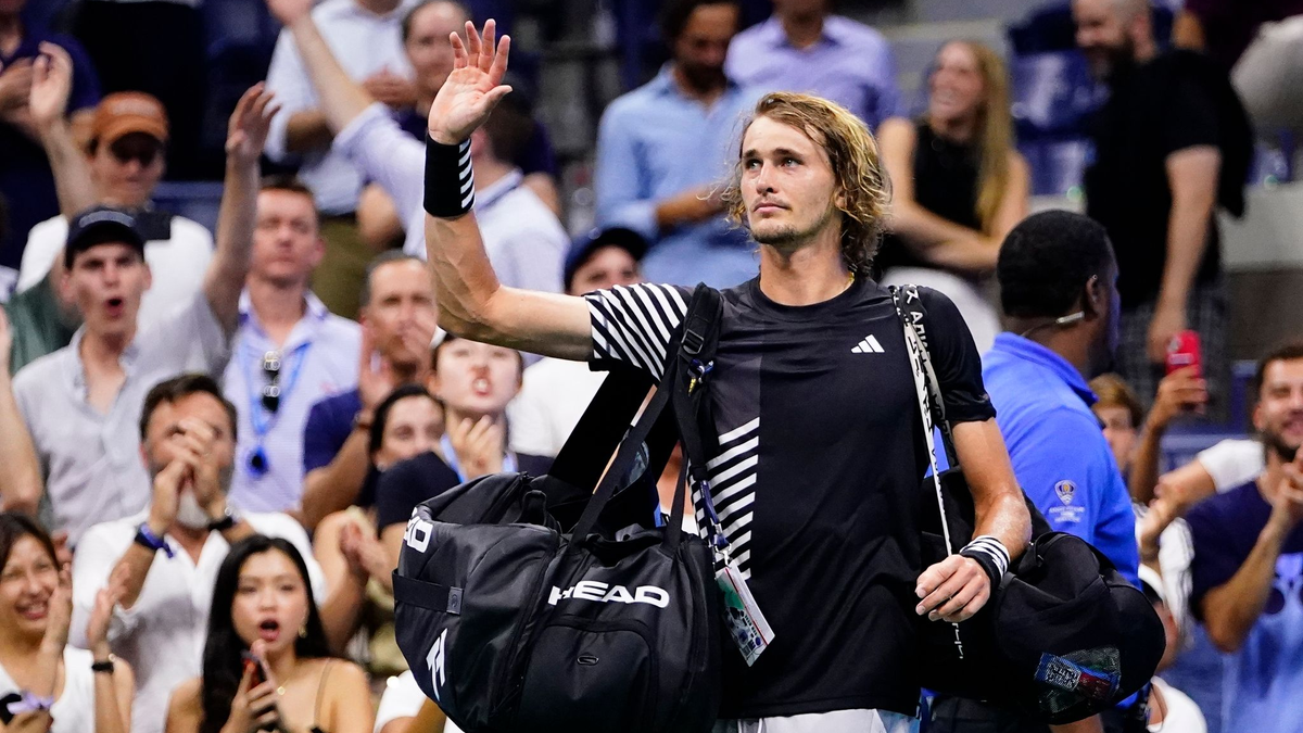 Alexander Zverev winkt dem Publikum nach dem verlorenen Match zu. - Foto: Frank Franklin II/AP/dpa