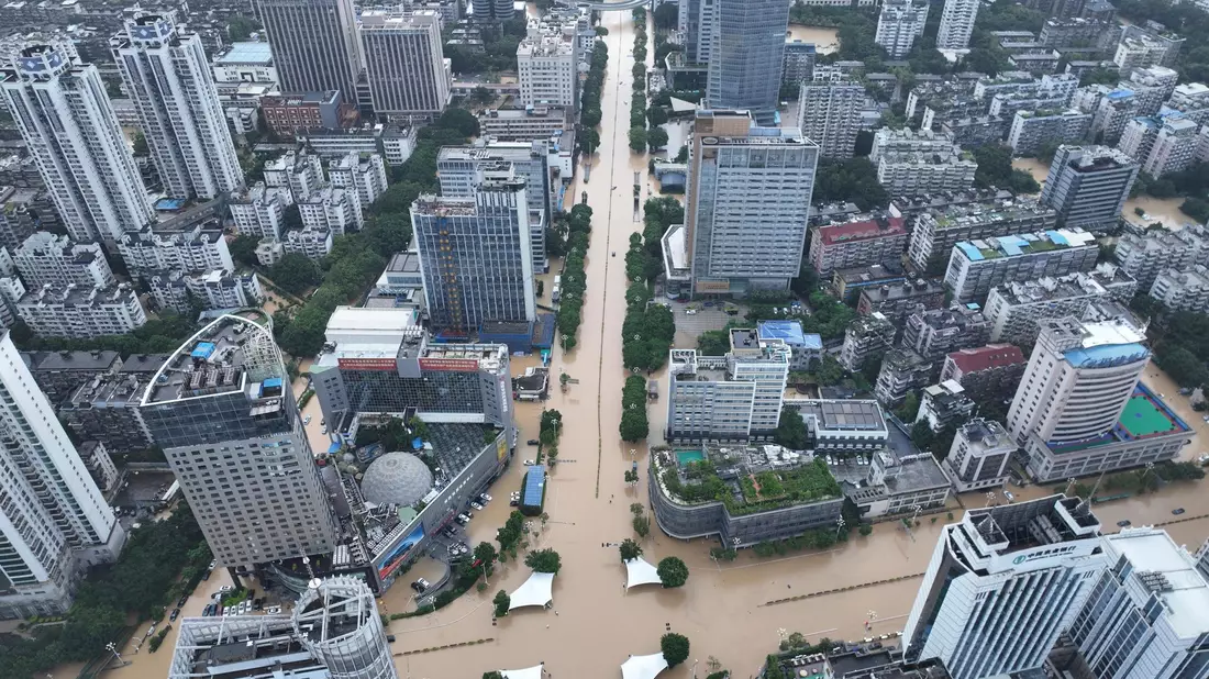 Luftaufnahme der überschwemmten Stadt Fuzhou. - Bild: Uncredited/CHINATOPIX/AP/dpa