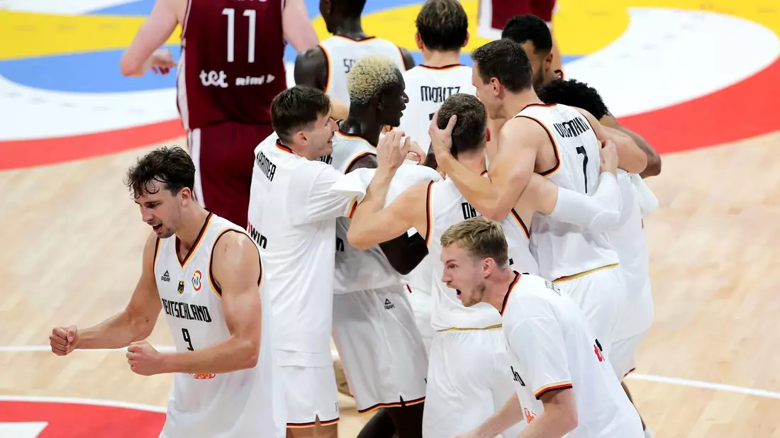 Die deutschen Basketballer habvn sich für die Olympischen Spiele 2024 in Paris qualifiziert. - Bild: Matthias Stickel/dpa