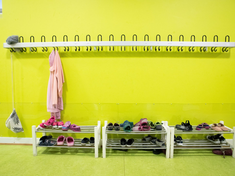 Zu leger? In Frankreich gibt es eine Debatte um die Einführung von Schuluniformen - auch hierzulande gibt es Befürworter für Bekleidungsregeln in Klassenzimmern. - Foto: Christian Charisius/dpa