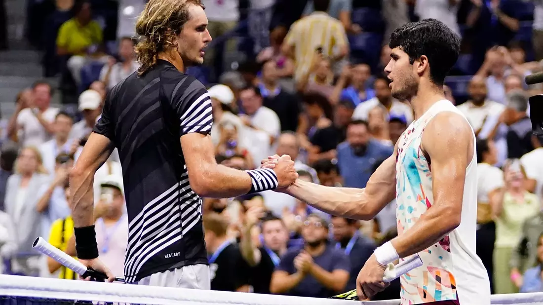 Alexander Zverev (l) gratuliert Carlos Alcaraz zum Sieg. - Bild: Frank Franklin II/AP