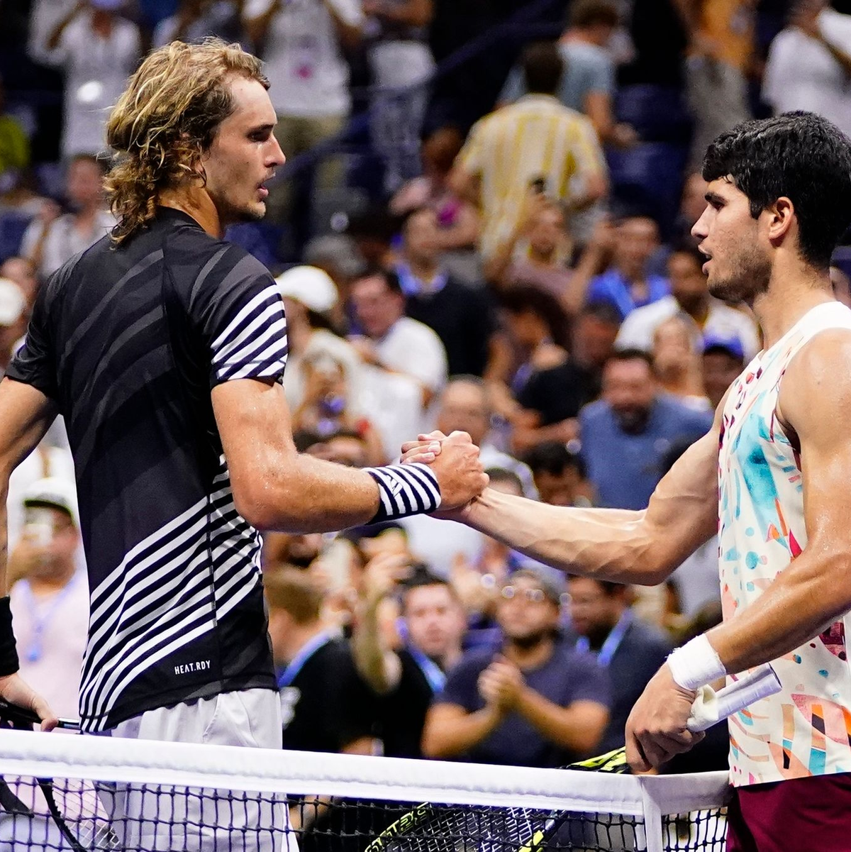 Alexander Zverev (l) gratuliert Carlos Alcaraz zum Sieg. - Foto: Frank Franklin II/AP