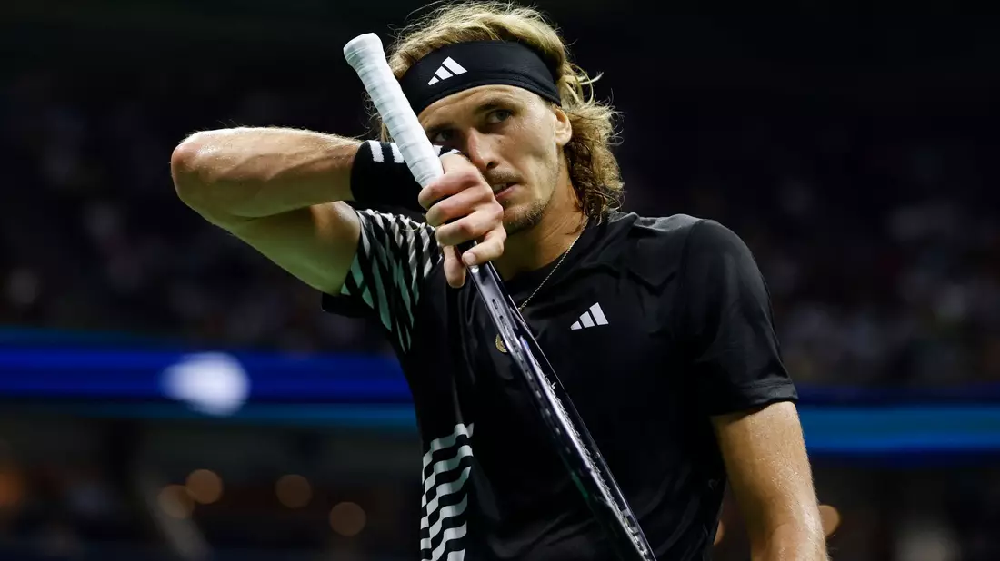 Alexander Zverev hat sich am Oberschenkel verletzt. - Bild: Jason DeCrow/AP/dpa