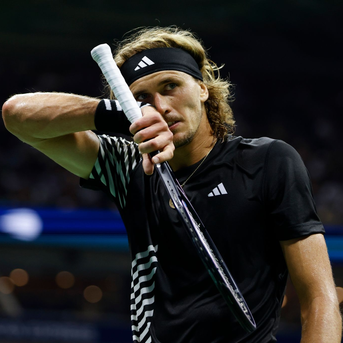 Alexander Zverev hat sich am Oberschenkel verletzt. - Foto: Jason DeCrow/AP/dpa