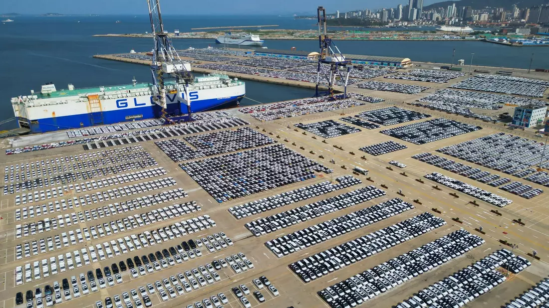 Neue Fahrzeuge für den Export stehen verladebereit an einer Hafenanlage in Yantai in der ostchinesischen Provinz Shandong. - Bild: Uncredited/CHINATOPIX/AP