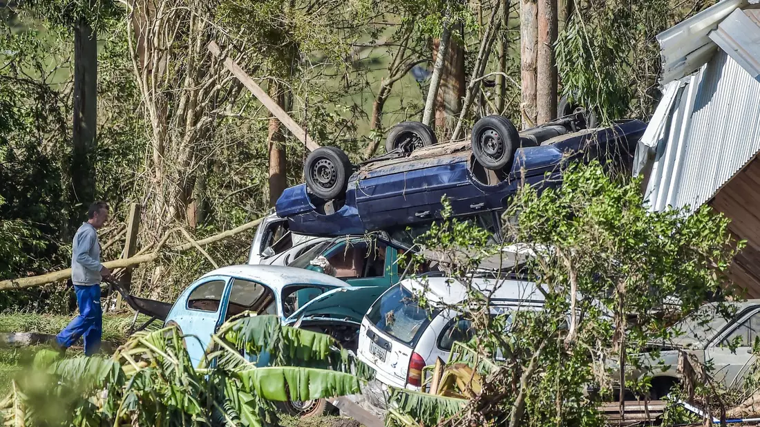 Trümmer liegen vor zerstörten Häuser in Roca Sales im brasilianischen Bundesstaat Rio Grande do Sul. - Bild: Wesley Santos/AP/dpa