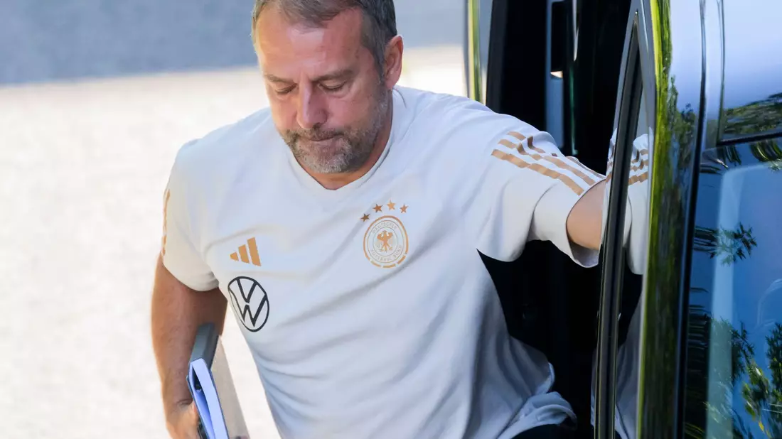 Bundestrainer Hansi Flick steht nach der neuerlichen Niederlage gegen Japan enorm unter Druck. - Bild: Julian Stratenschulte/dpa