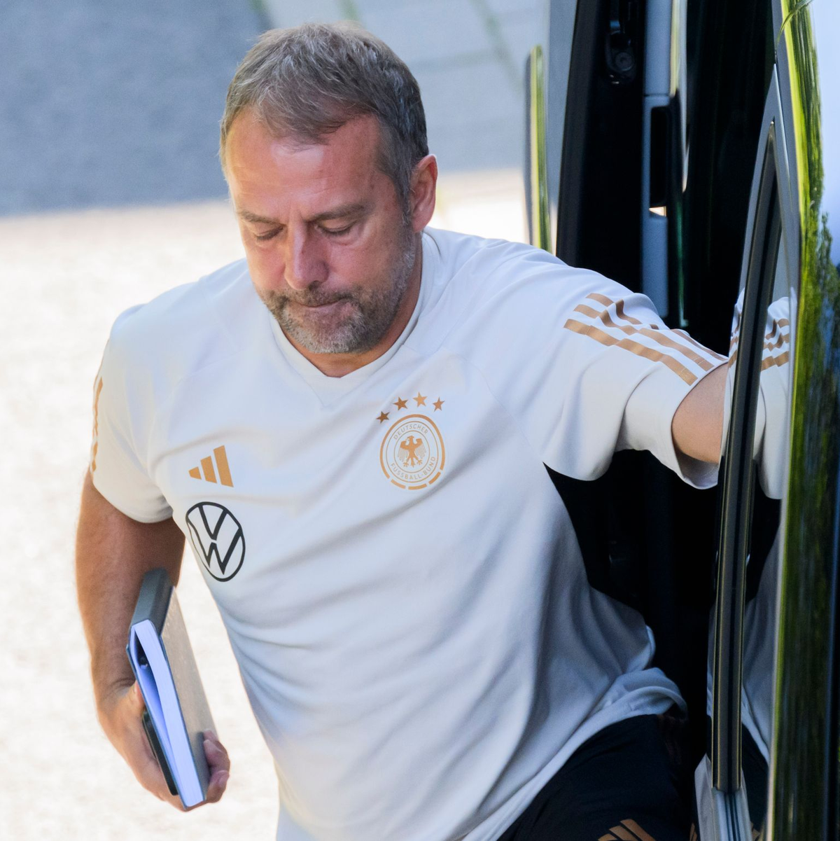 Bundestrainer Hansi Flick steht nach der neuerlichen Niederlage gegen Japan enorm unter Druck. - Foto: Julian Stratenschulte/dpa