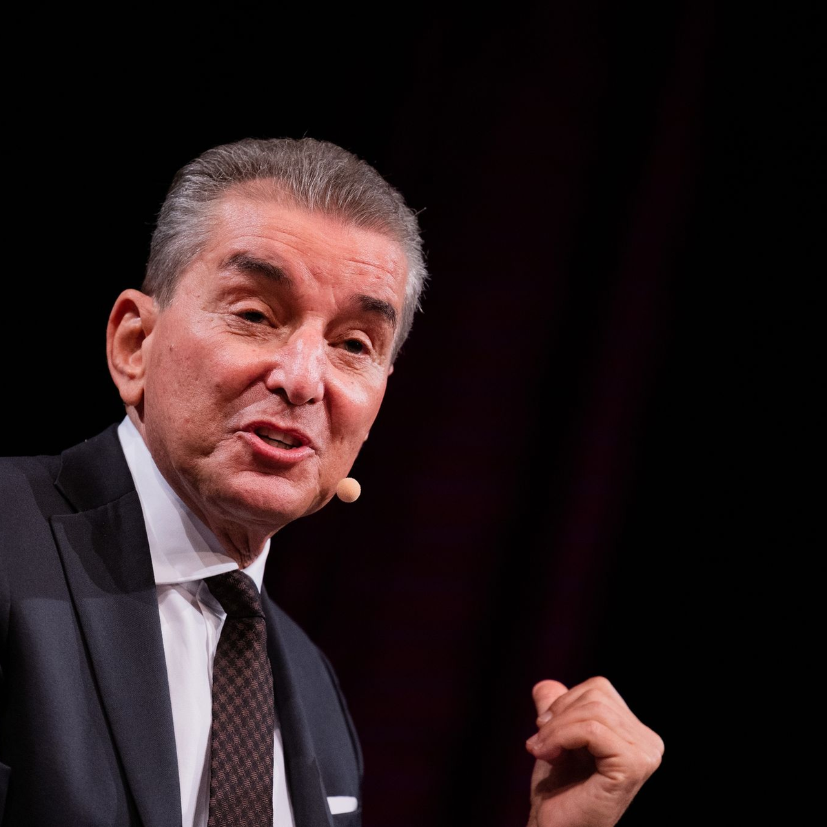 Es regnet in Köln. Zwei Karnevalisten lassen sich von dem Wetter aber nicht die Laune verderben. - Foto: Rolf Vennenbernd/dpa