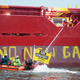 Greenpeace-Aktivisten mit einem Schlauchboot vor einem Schiff im Hafen von Mukran. - Foto: Gregor Fischer/Greenpeace Germany/dpa