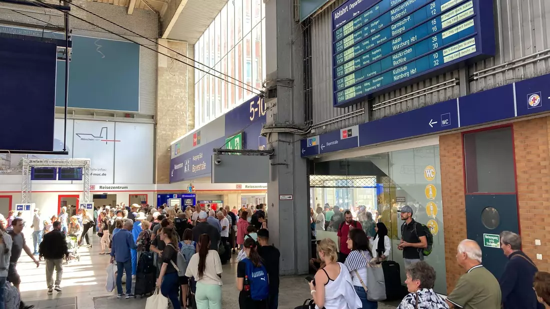 Bahnreisende von und nach München müssen derzeit mit Verspätungen und Ausfällen ihrer Züge rechnen. - Bild: Elke Richter/dpa