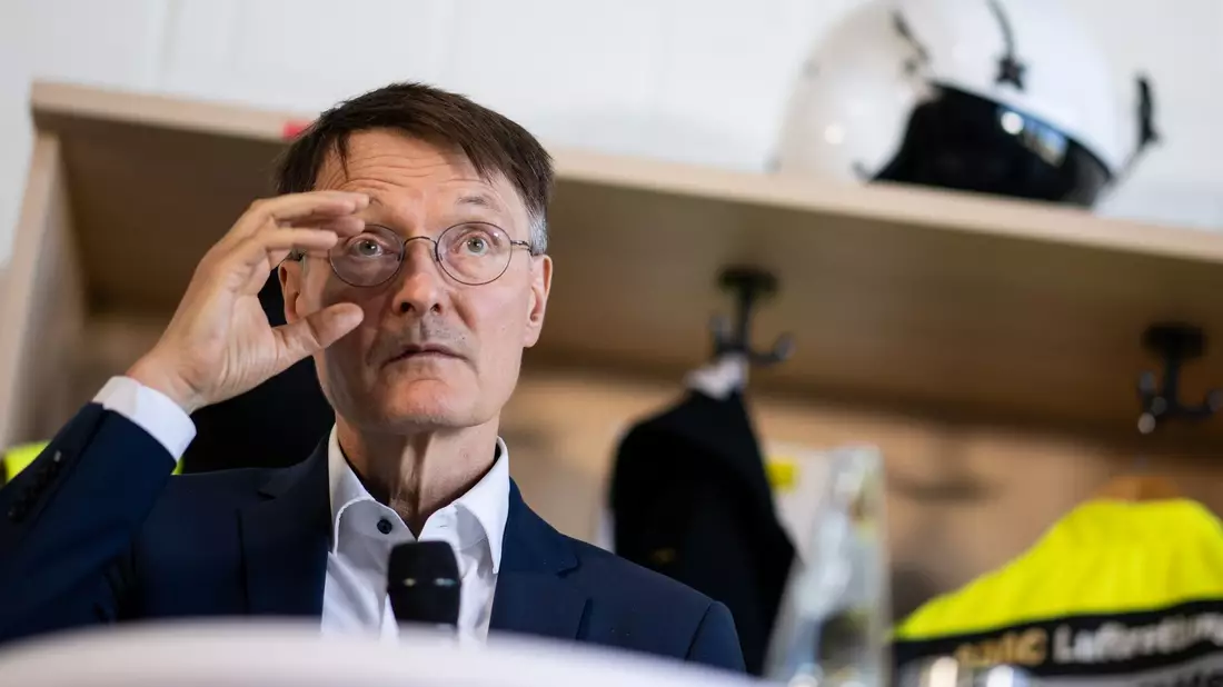 Bundesgesundheitsminister Karl Lauterbach will die Rettungsdienste mit Reformen stärken. - Bild: Sebastian Christoph Gollnow/dpa