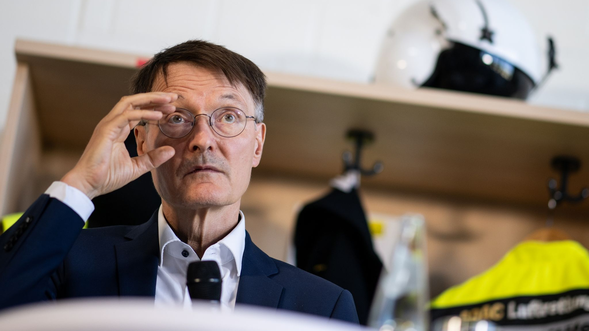 Laut Bundesgesundheitsminister Karl Lauterbach ist die angepeilte Krankenhausreform angesichts der finanziellen Notlage vieler Kliniken unbedingt notwendig. - Foto: Sebastian Christoph Gollnow/dpa