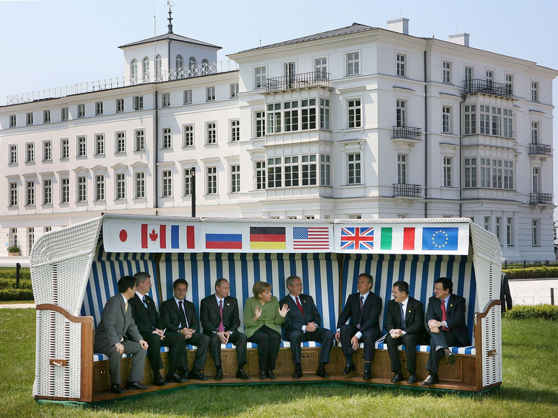 Angela Merkel sitzt zusammen mit anderen Regierungschefs in einem XXL-Strandkorb beim G8-Gipfel in Heiligendamm im Jahr 2007. - Foto: picture alliance / dpa