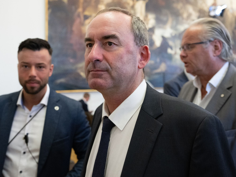 Ein Antrag von Grünen und SPD auf Entlassung von Hubert Aiwanger wurde abgelehnt. - Foto: Sven Hoppe/dpa-Pool/dpa