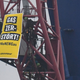 Greenpeace-Aktivisten protestieren auf einem Kran gegen den Start der Verlegung einer Gas-Pipeline im Hafen von Mukran im Norden der Insel Rügen. - Foto: Stefan Sauer/dpa