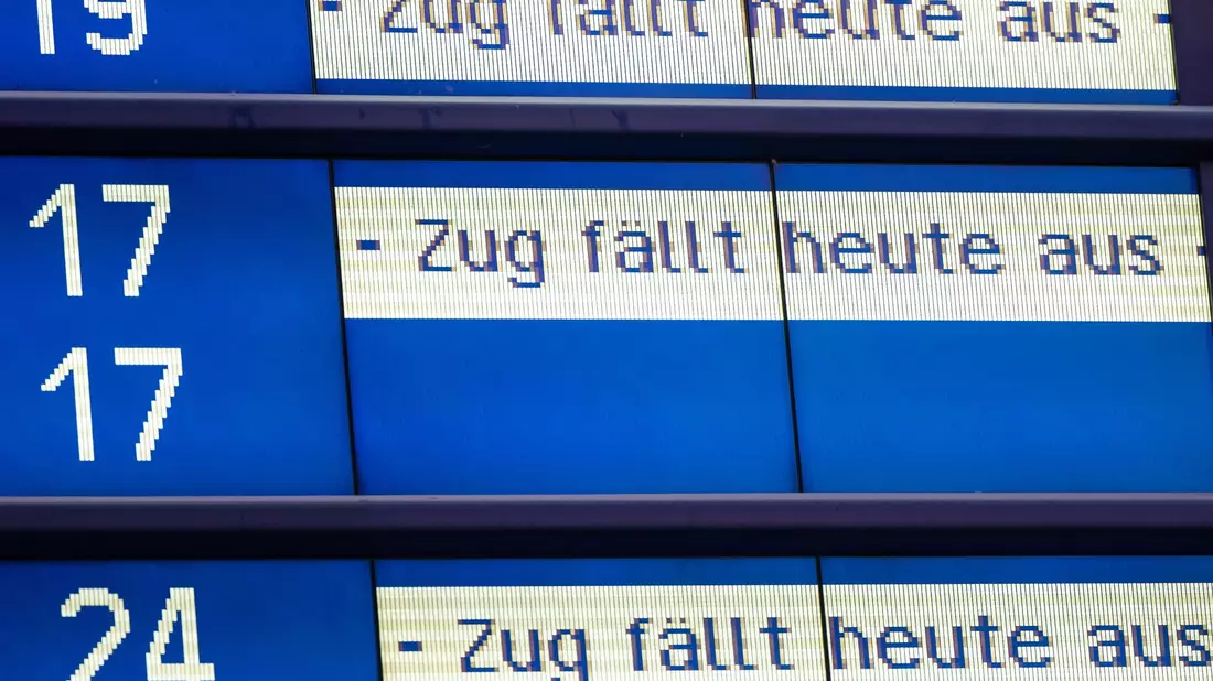Arbeiter reparieren die abgerissene Oberleitung. Im Münchener Hauptbahnhof standen an fast allen Gleisen Züge still. - Bild: Lennart Preiss/dpa