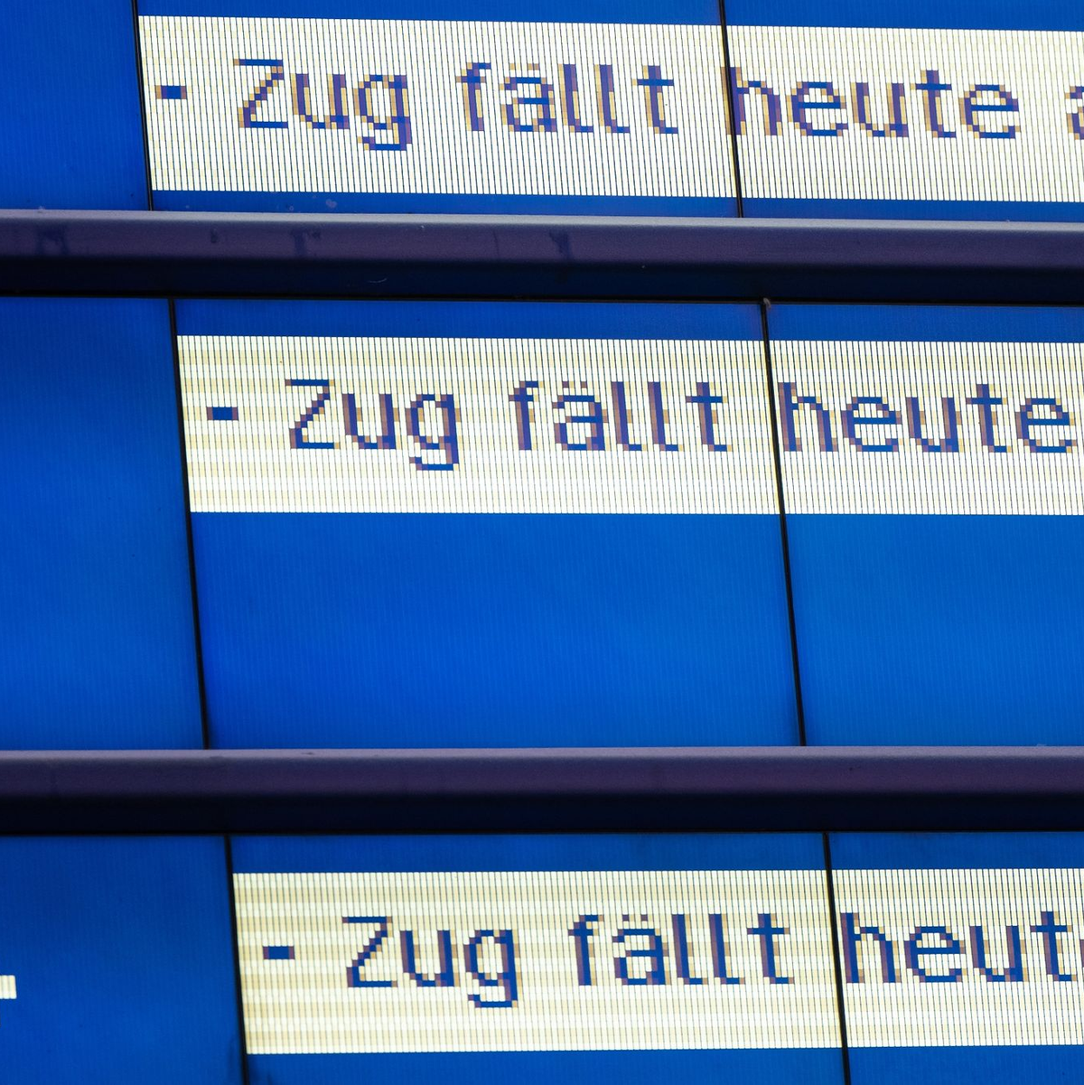 Großer Andrang an der Trambahnhaltestelle. - Foto: Lennart Preiss/dpa