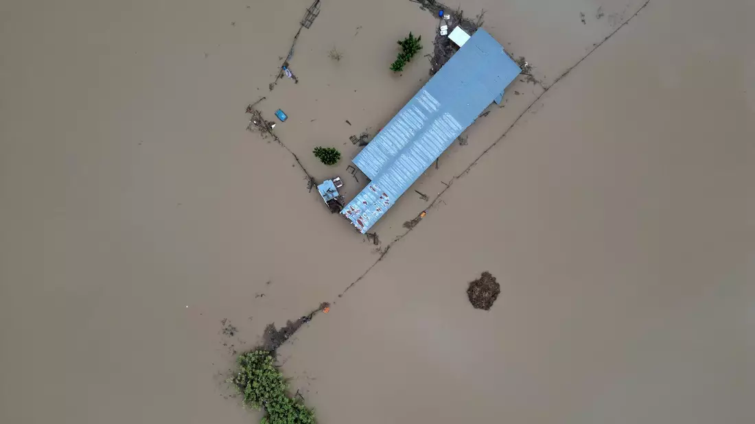 Hochwasser und Schlamm bedecken das Land nach dem Rekordregen in der Region Thessalien. - Bild: Vaggelis Kousioras/AP/dpa