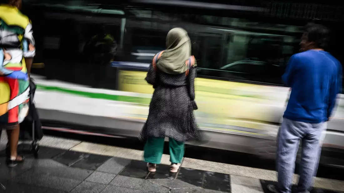 An Frankreichs Schulen sind lange traditionell aus arabischen Ländern stammende Gewänder verboten. - Bild: Loic Venance/AFP/dpa