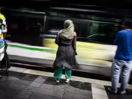 An Frankreichs Schulen sind lange traditionell aus arabischen Ländern stammende Gewänder verboten. - Foto: Loic Venance/AFP/dpa