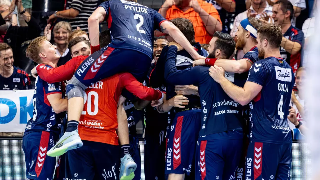 Die Handballer des SG Flensburg-Handewitt entschieden das 109. Nordderby für sich. - Bild: Axel Heimken/dpa