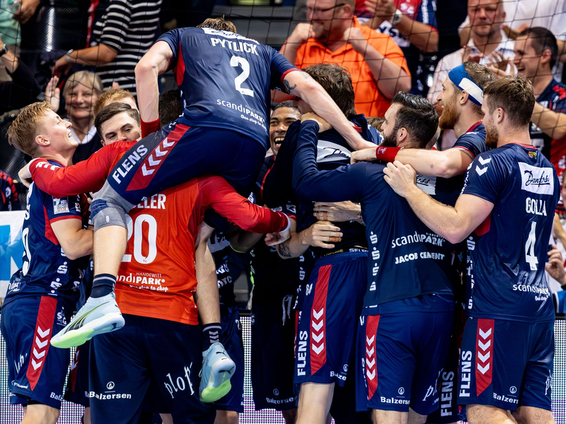 Die Handballer des SG Flensburg-Handewitt entschieden das 109. Nordderby für sich. - Foto: Axel Heimken/dpa