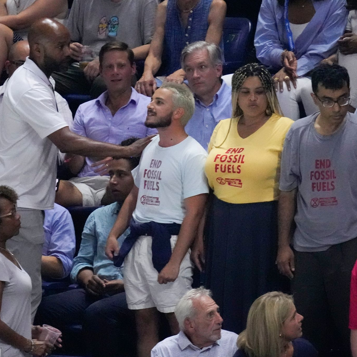Umweltaktivisten riefen im Oberrang des Arthur Ashe Stadiums Parolen, einer von ihnen klebte sich nach Angaben der Organisatoren auf der Tribüne fest. - Foto: John Minchillo/AP
