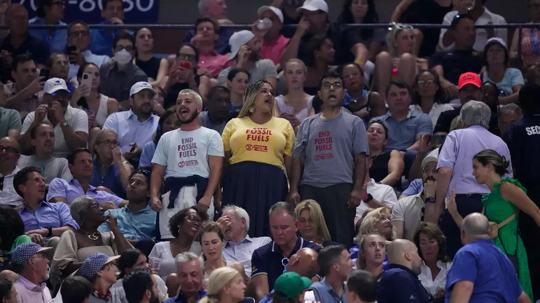 Beim Stand von 6:4, 1:0 für Gauff riefen Umweltaktivisten im Oberrang des Arthur Ashe Stadiums Parolen. - Bild: Frank Franklin II/AP