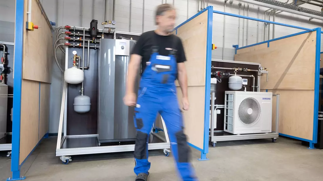 Das «Wärmepumpenlabor» der Handwerkskammer Potsdam in Groß Kreutz. Heute soll im Bundestag über das Gebäudeenergiegesetz debattiert und abgestimmt werden. - Bild: Sebastian Christoph Gollnow/dpa