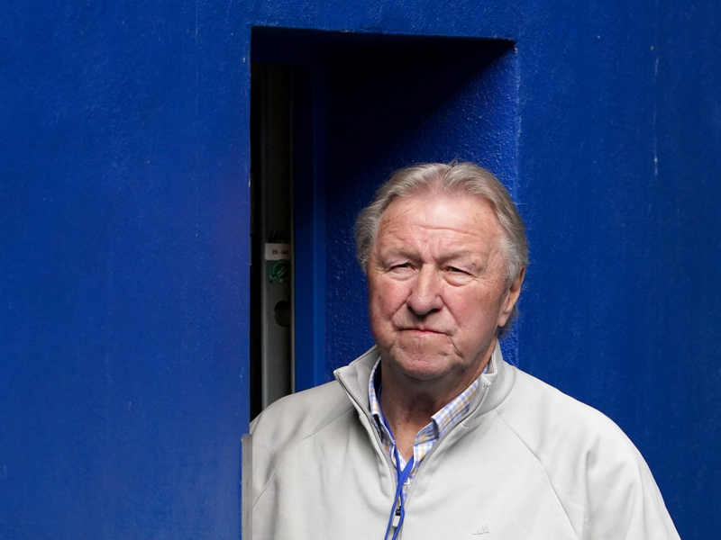 Jubel über Olympia-Bronze: Horst Hrubesch und die Nationalspielerinnen. - Foto: Marcus Brandt/dpa
