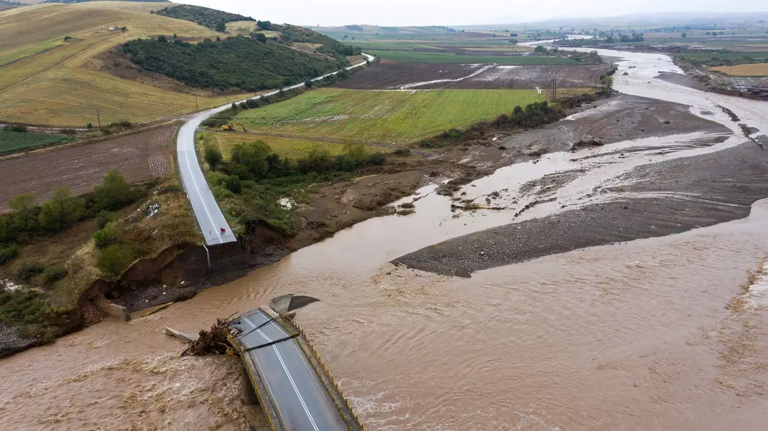Eine Brücke in der Region Thessalien ist weggespült worden. - Bild: Antonis Nikolopoulos/XinHua/dpa
