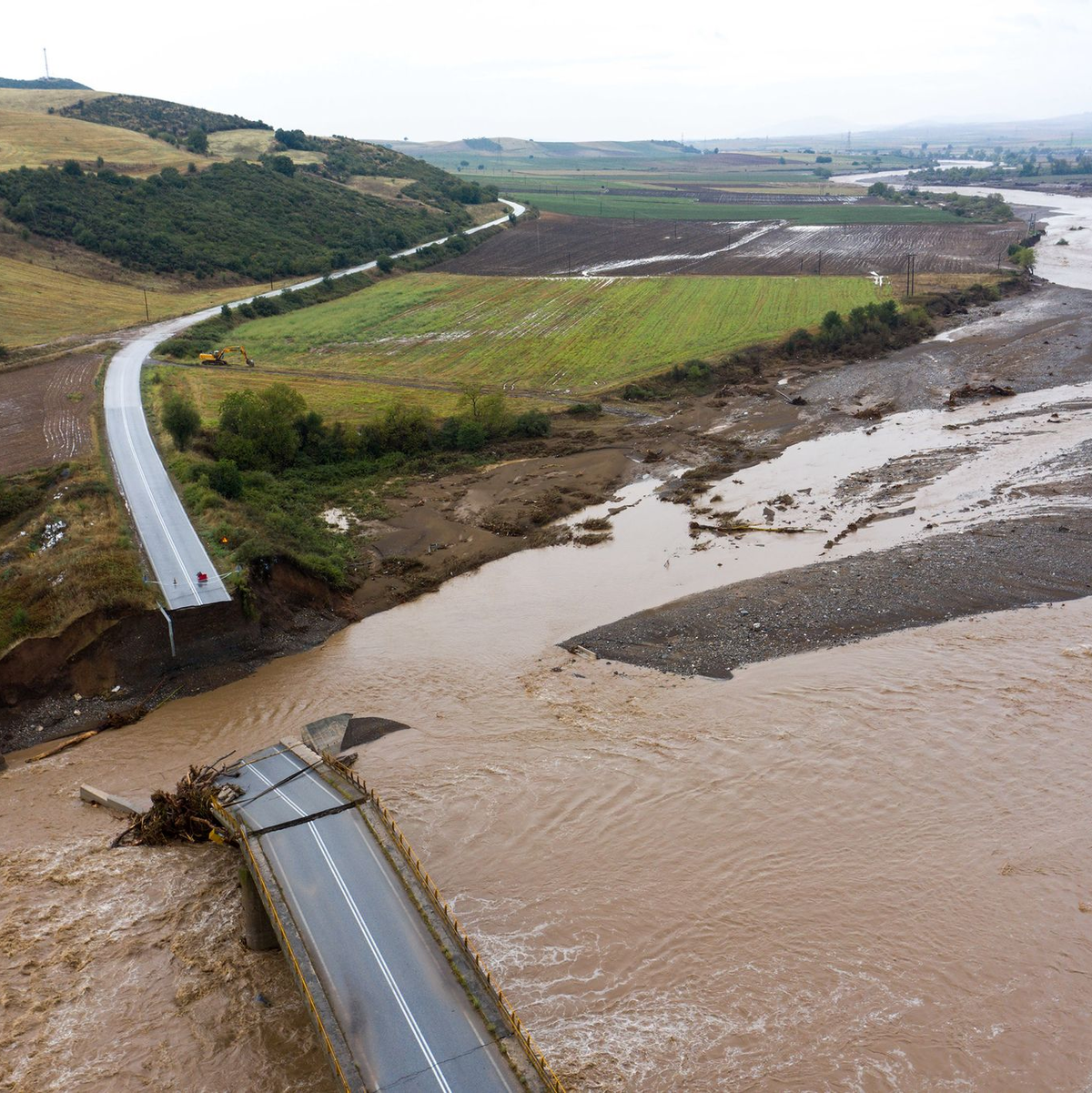 Eine Brücke in der Region Thessalien ist weggespült worden. - Foto: Antonis Nikolopoulos/XinHua/dpa