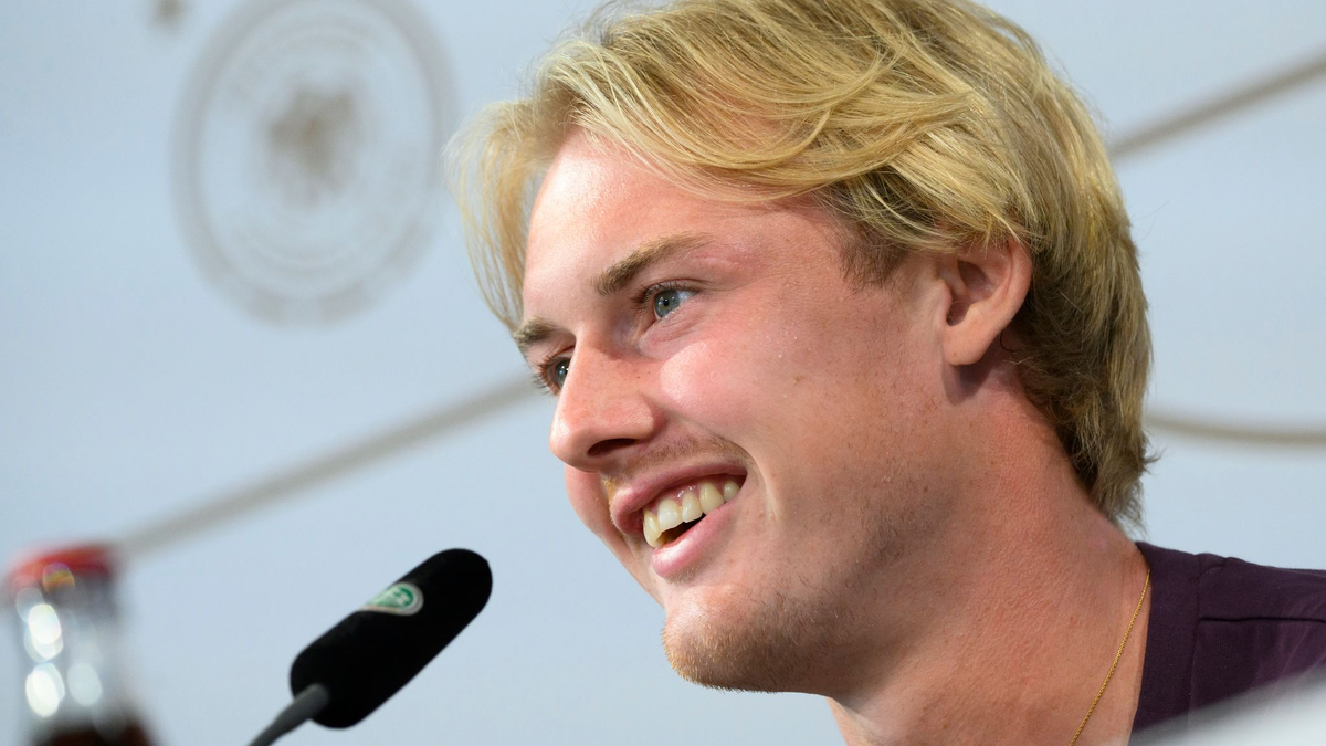 Julian Brandt warnt vor dem japanischen Team. - Foto: Julian Stratenschulte/dpa