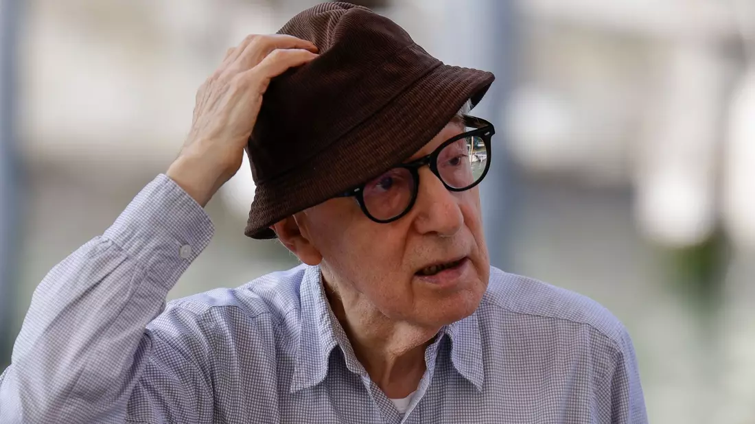 Woody Allen - hier mit Valerie Lemercier (l.) und  Lou de Laage (r.) - hat seinen 50. Film auf Französisch gedreht. (Archivbild)  - Bild: Vianney Le Caer/Invision/AP/dpa