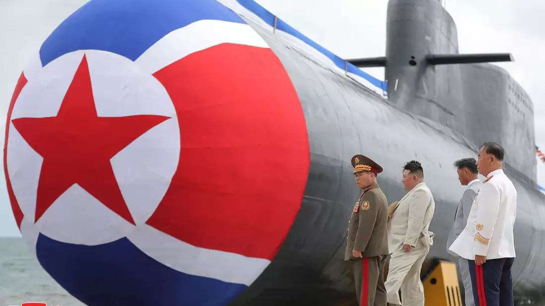 Soll angeblich mit Atomwaffen transportieren können: das U-Boot Nummer 841 «Hero (Held) Kim Kun Ok». - Bild: Uncredited/KCNA/KNS/dpa