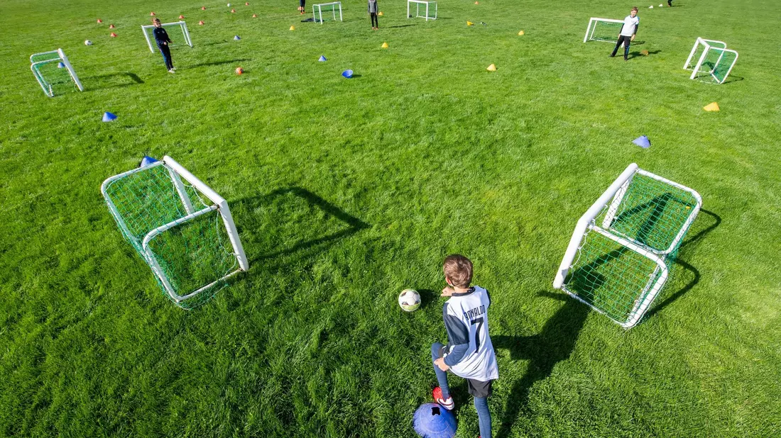 Die geplante Nachwuchsreform im Deutschen Fußball-Bund stößt auf teils heftige Kritik. - Bild: Robert Michael/dpa-Zentralbild/dpa