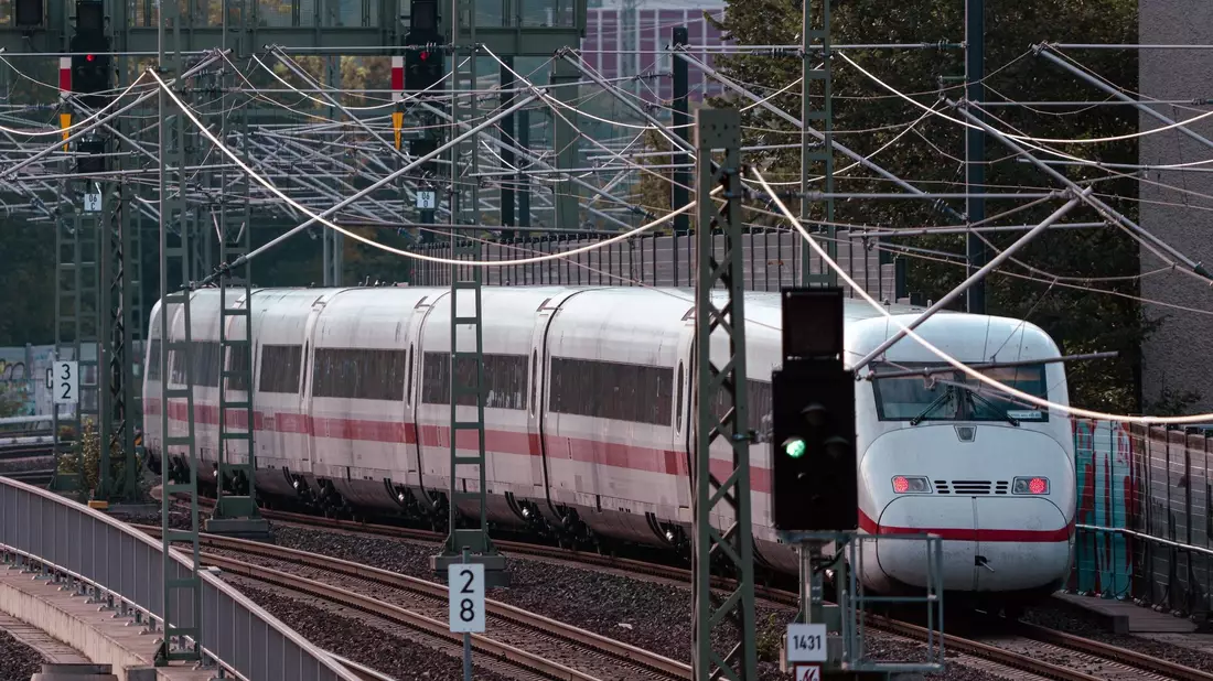 Zahlreiche Fernverkehrszüge zwischen Hamburg und Berlin waren wegen Bränden an Kabelschächten ausgefallen. - Bild: Soeren Stache/dpa