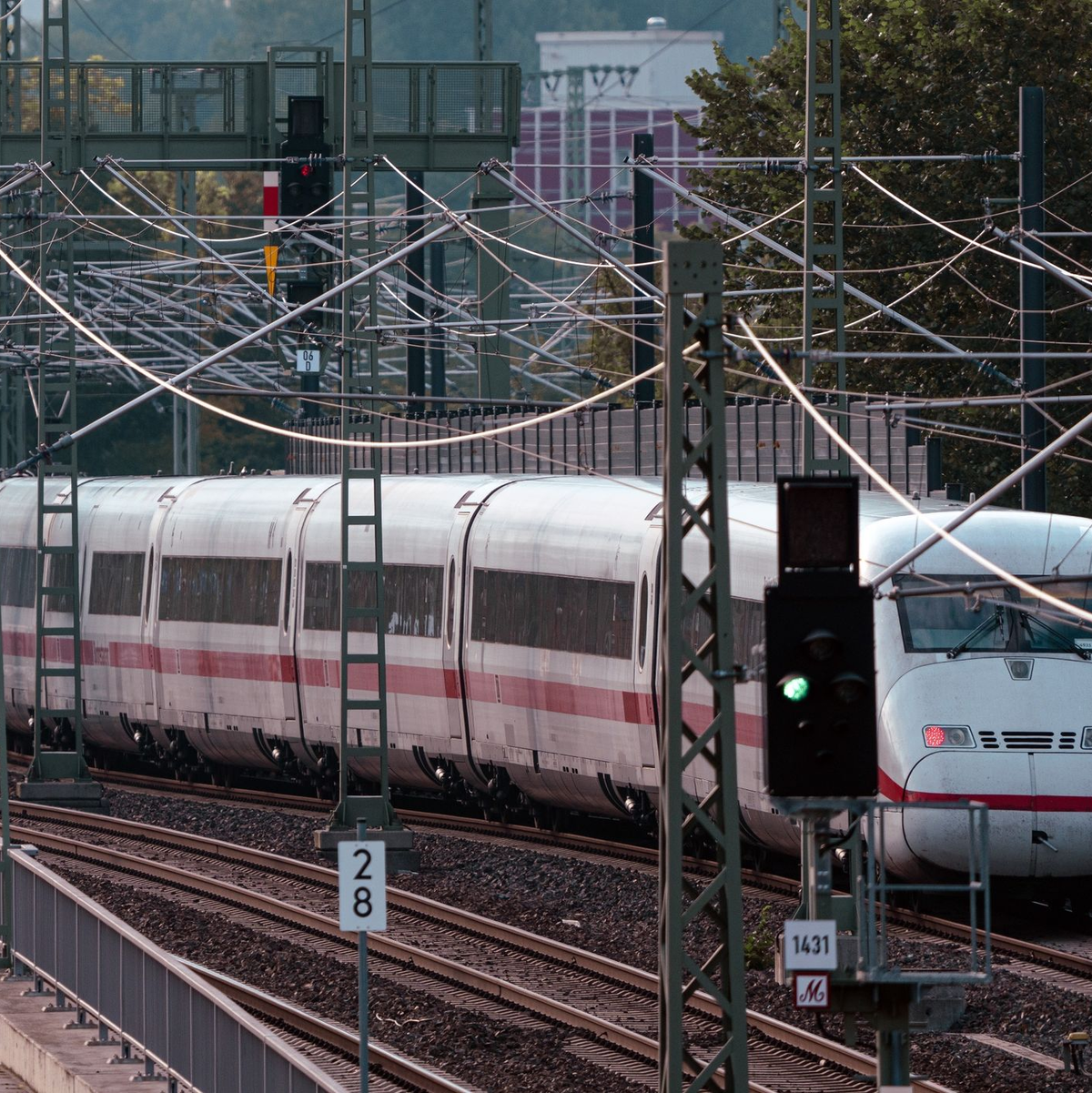 Zahlreiche Fernverkehrszüge zwischen Hamburg und Berlin waren wegen Bränden an Kabelschächten ausgefallen. - Foto: Soeren Stache/dpa