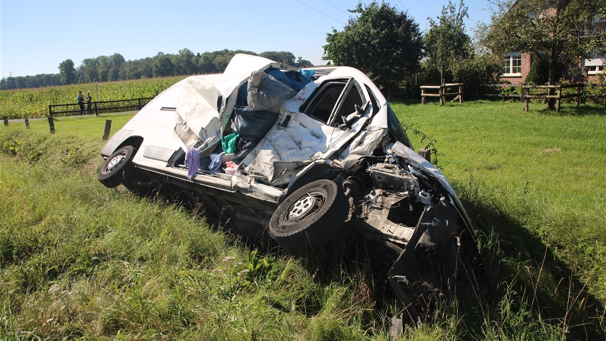 POL-COE: Nordkirchen, K2/ Auto mit Baum kollidiert - Foto: presseportal.de